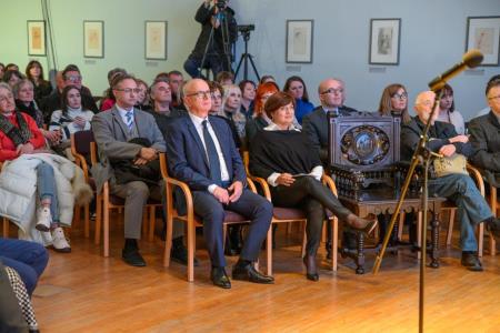 Deklica s piščalko-15